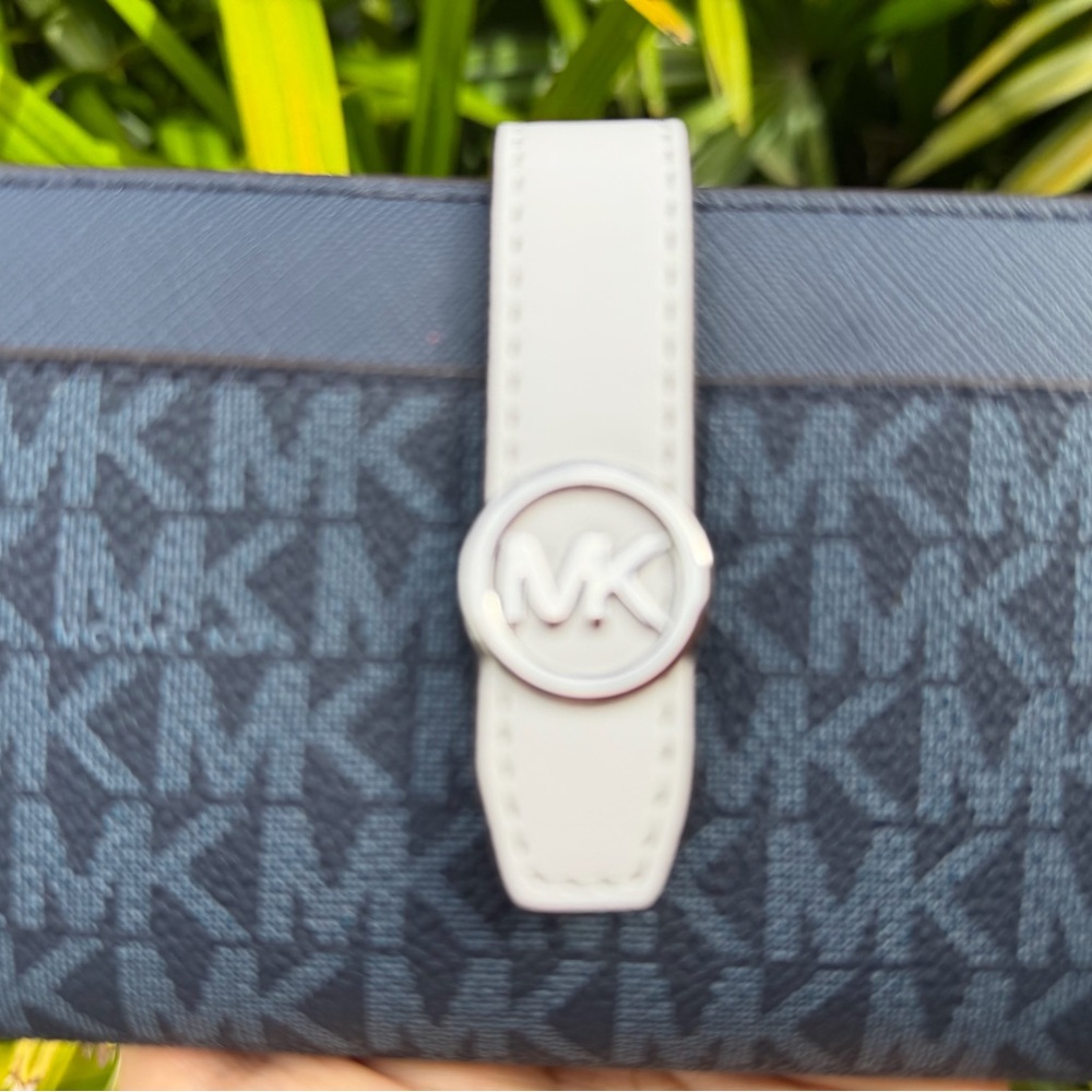 Michael Kors Greenwich Jet Set Navy and White Logo Wallet - Picture 8 of 8
